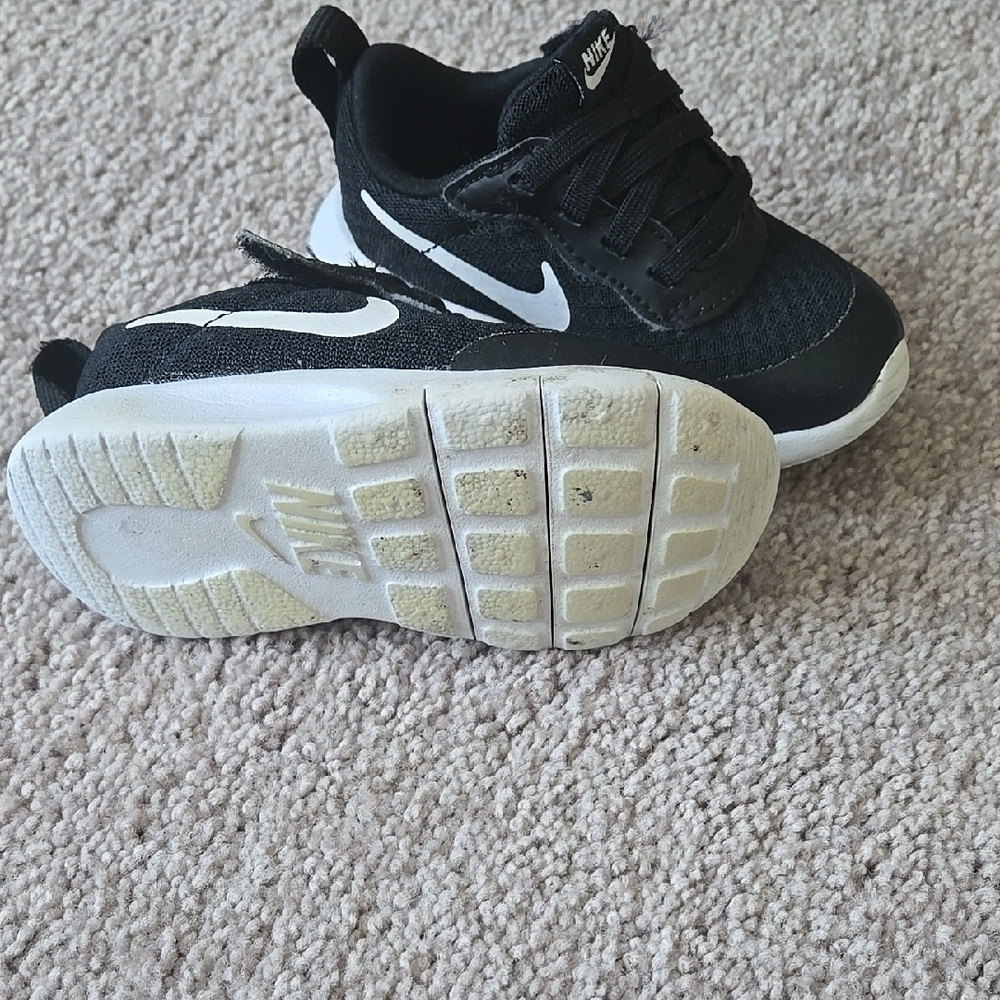 Nikes - Picture 2 of 2